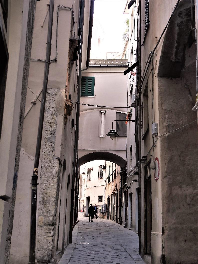 A narrow streetDescription automatically generated