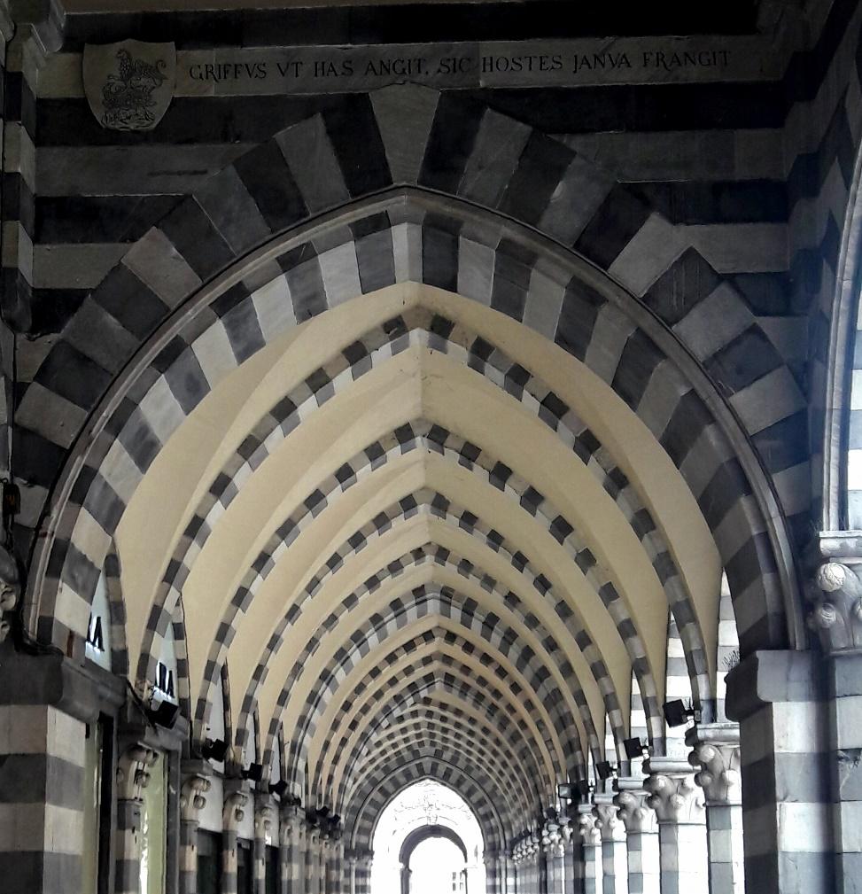 A large white buildingDescription automatically generated