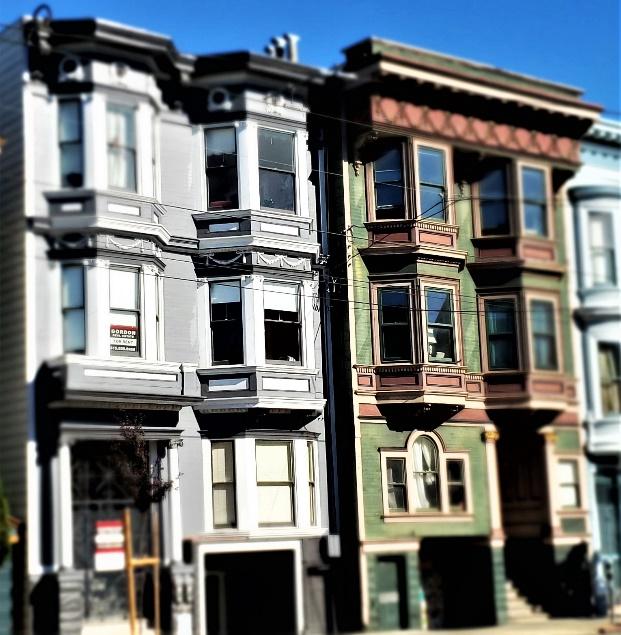 A large white buildingDescription automatically generated