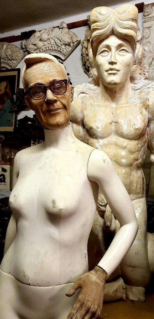 A statue of two peopleDescription automatically generated with medium confidence