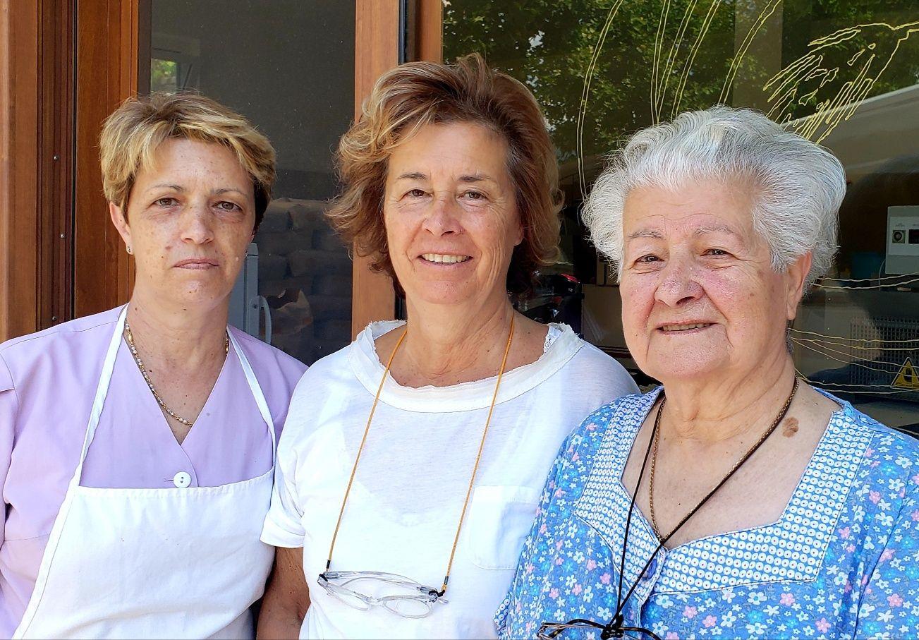 A group of women smilingDescription automatically generated with medium confidence