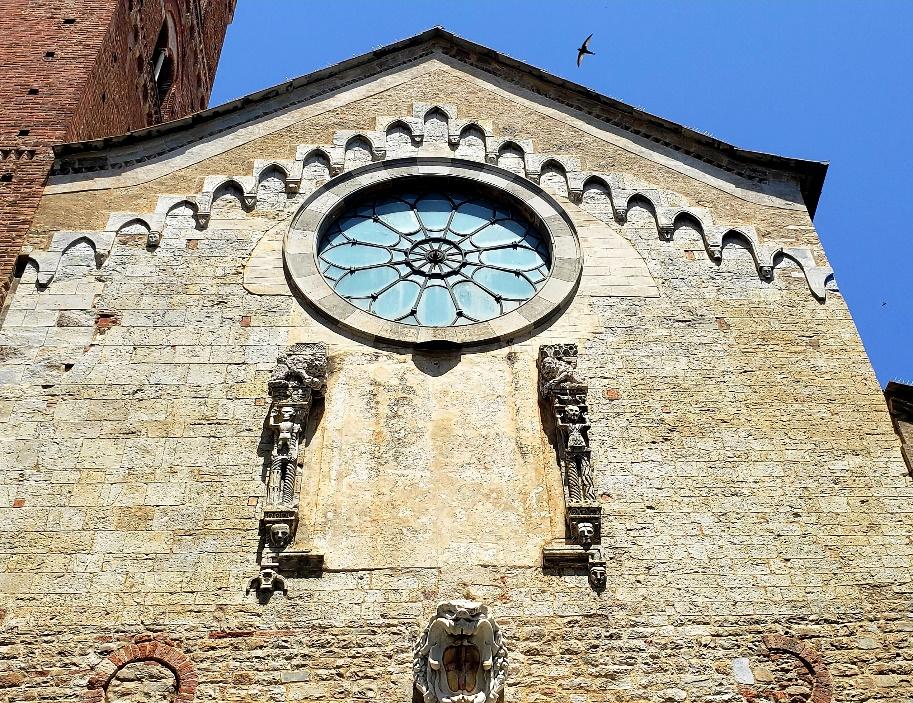 A clock on a stone buildingDescription automatically generated with medium confidence