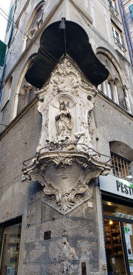 A statue on the corner of a buildingDescription automatically generated with low confidence