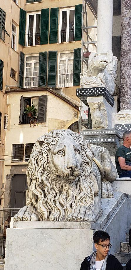 A statue of a lionDescription automatically generated