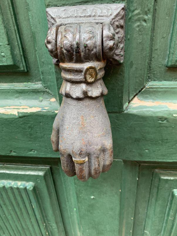 A door handle on a doorDescription automatically generated with low confidence