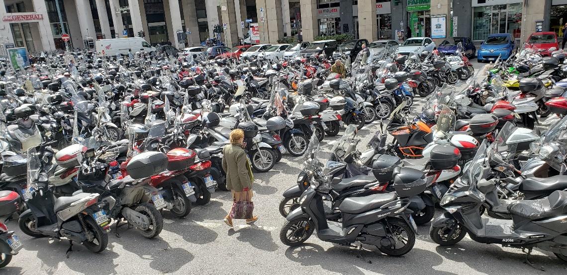 A large group of motorcyclesAI-generated content may be incorrect.
