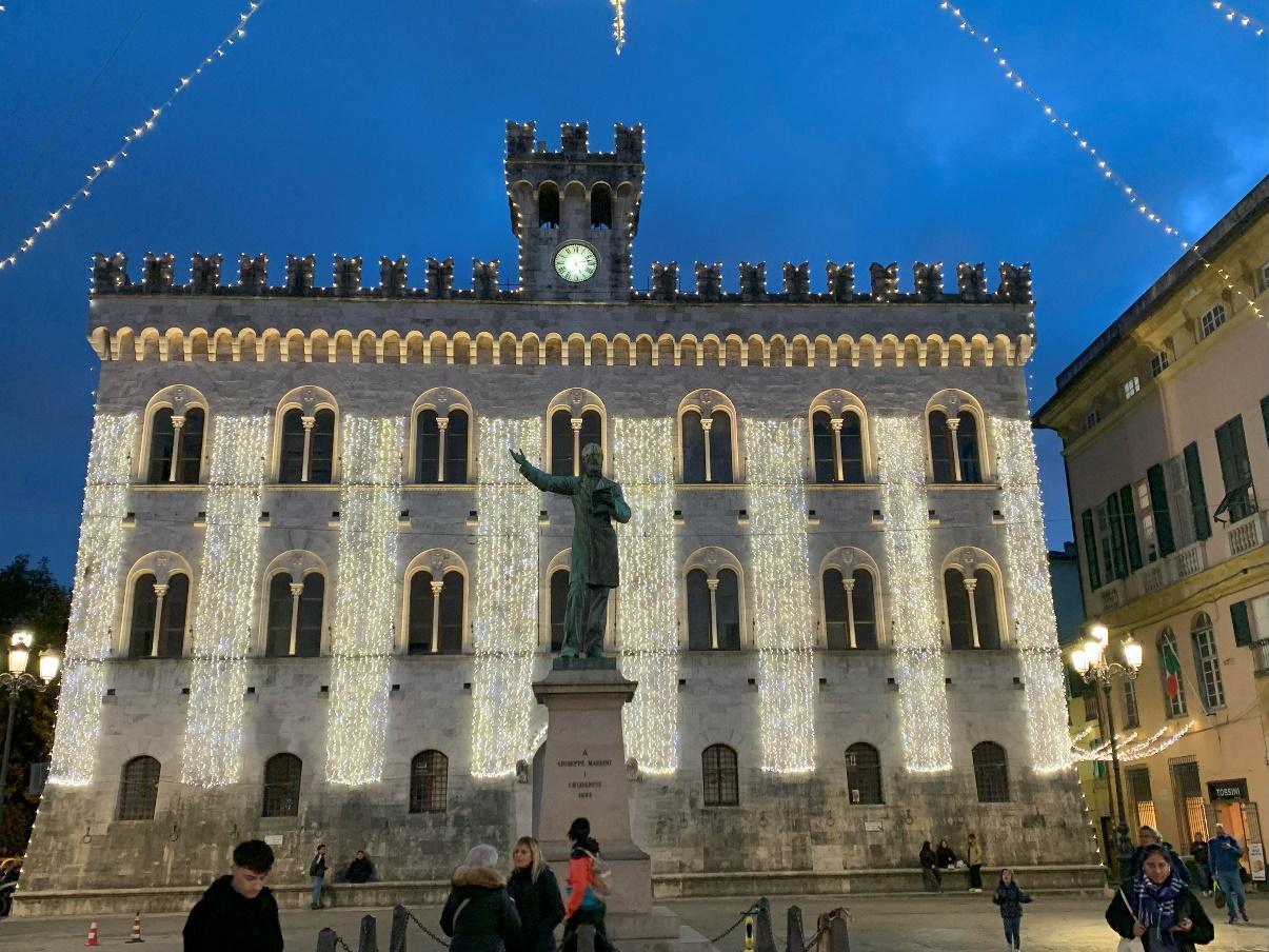 A building with a statue and lightsAI-generated content may be incorrect.