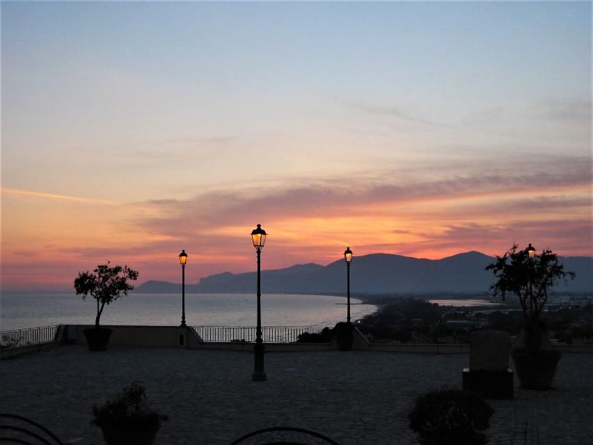 A sunset over a beachAI-generated content may be incorrect.