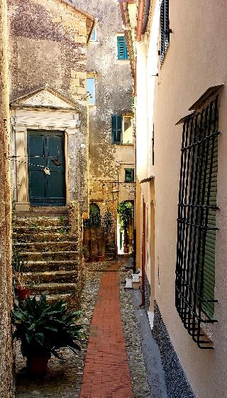 A narrow alley between buildingsAI-generated content may be incorrect.